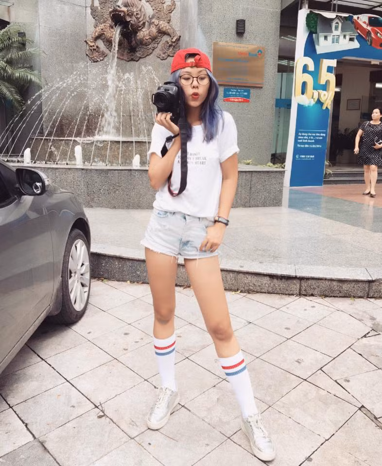 Tuy công việc chính là chụp ảnh nhưng Hồng Nhung thường xuyên bị mọi người hiểu lầm là người mẫu, bởi chiều cao vượt trội, đôi chân dài miên man cùng gu thời trang hiện đại, phá cách.