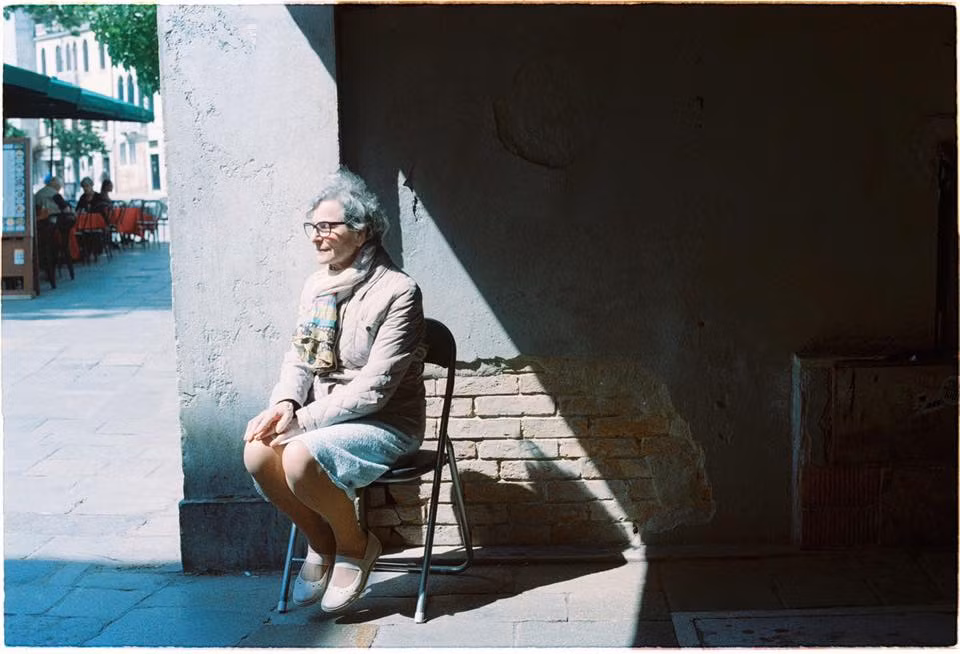 Là người theo đuổi nghệ thuật, vậy nên cá tính và con người của Hồng Nhung cũng vô cùng phóng khoáng, mang đậm chất nghệ sỹ. Cô có sở thích đi du lịch, lang thang thăm thú nhiều thành phố trên thế giới để trải nghiệm và tìm kiếm các bức ảnh của riêng mình.