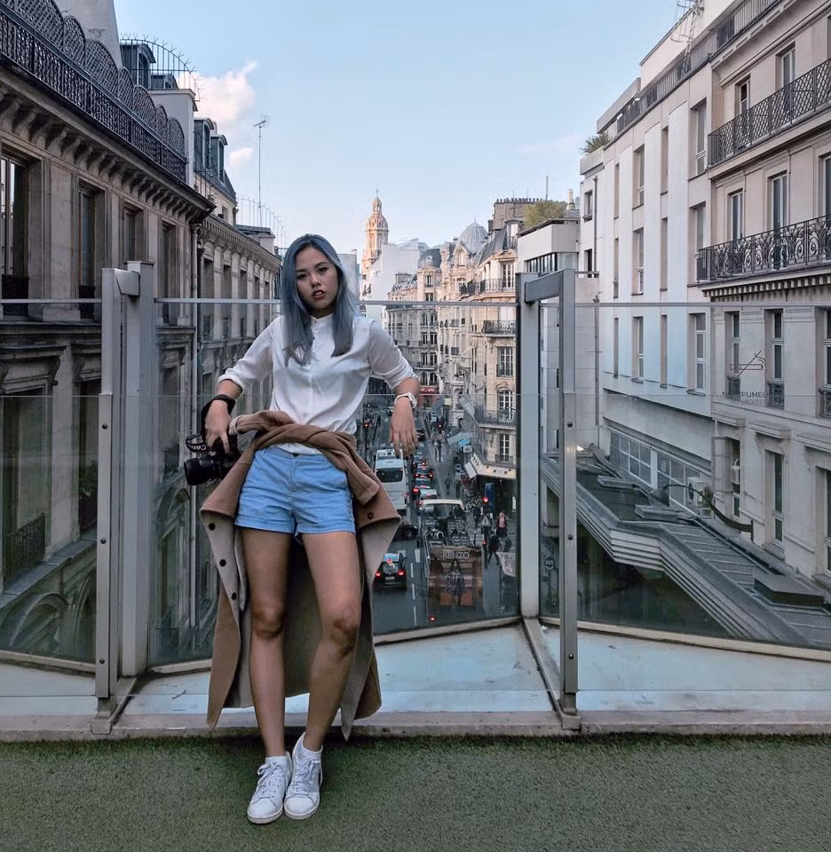 Nguyễn Hồng Nhung, cô nàng phó nháy sinh năm 1996 được đông đảo giới trẻ Hà thành mến mộ nhờ tài năng chụp ảnh ấn tượng và thân hình bốc lửa, gợi cảm. Hồng Nhung từng là du học sinh tại Đức, hiện cô đang sinh sống cùng gia đình tại Hà Nội.