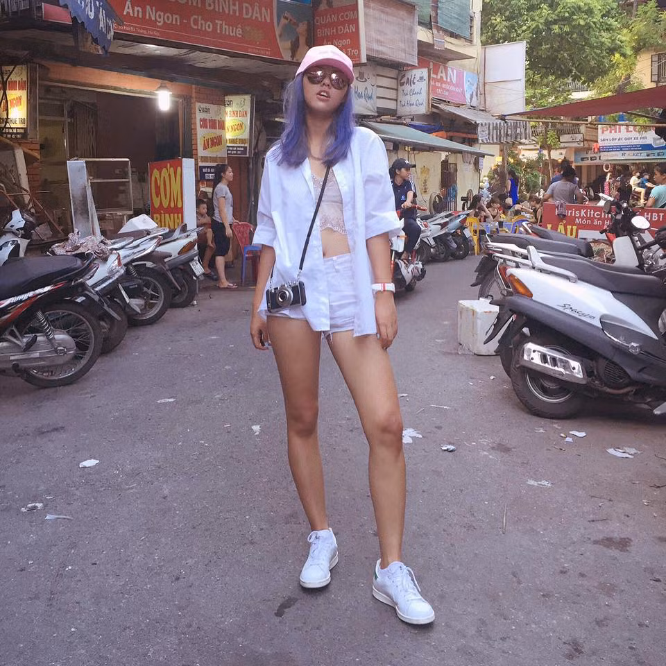 Theo đuổi con đường nghệ thuật khoảng 5 năm, cô bạn đã bỏ túi khá nhiều thành tích trong nghiệp nhiếp ảnh. Cô cho biết, sau khi hoàn thành chương trình học đại học cô đã tham gia một số cuộc thi chụp ảnh, Hồng Nhung may mắn trở thành đại diện của Việt Nam thi đấu trong cuộc thi "Canon Photo Face- Off". Tuy trong cuộc thi nữ phó nháy 9X không đạt được giải cao nhưng nó giúp cô có thêm kinh nghiệm và học hỏi rất nhiều những kiến thức có ích cho công việc cô đang theo đuổi. 