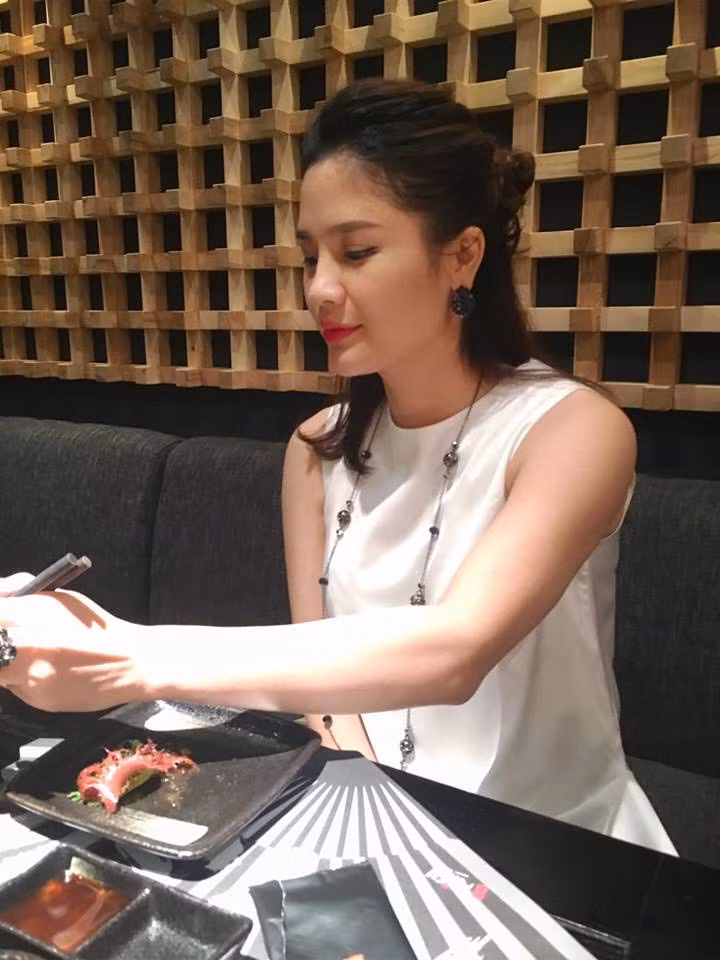 Chia sẻ về bí quyết làm đẹp của bà mẹ trẻ, cô cho biết mình ăn ít tinh bột, chủ yếu là ăn rau xanh và uống nước ép. Bên cạnh những khoảng thời gian tranh thủ tập thể dục ở nhà, mỗi tuần 2 lần cô đều sẽ đến phòng tập.