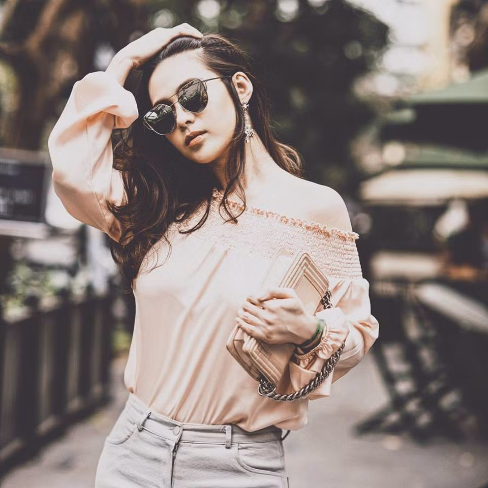 Thân hình thon gọn là yếu tố quan trọng giúp Lê Mai tự tin diện mọi trang phục. Cô cũng không quên khuyên các chị em, không nên để đến khi da lão hóa, thân hình "xập xệ" thì mới đi chăm sóc sắc đẹp, mỗi người cần tạo cho mình một thói quen làm đẹp để biến chúng thành vũ khí giữ chồng.