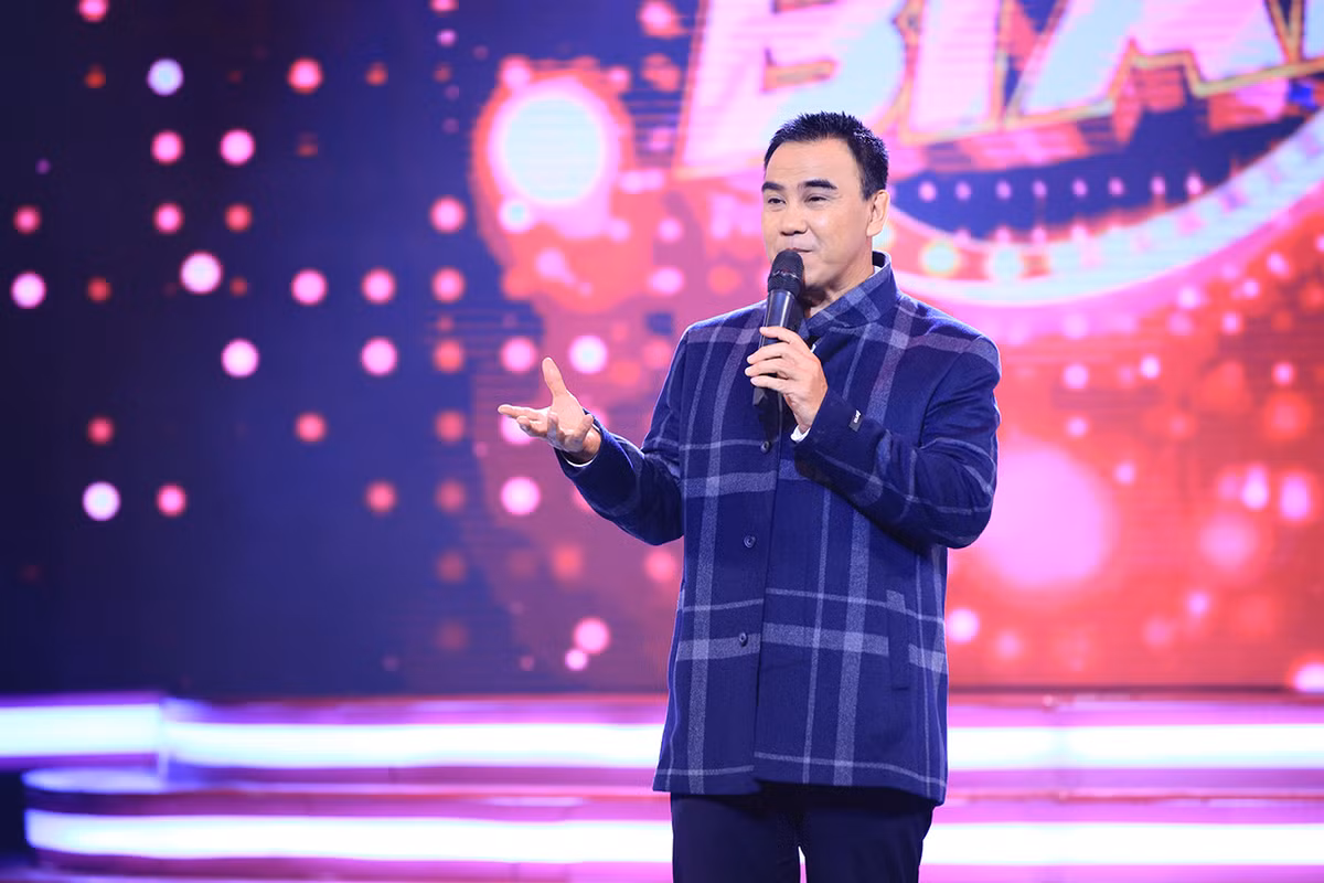 Quyen Linh ke qua khu trong xe dap, deo Ngoc Son di hat lot