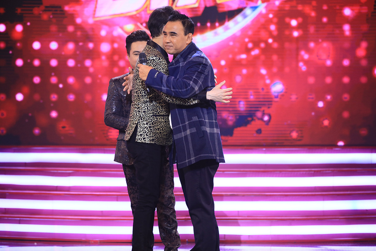 Quyen Linh ke qua khu trong xe dap, deo Ngoc Son di hat lot-Hinh-3