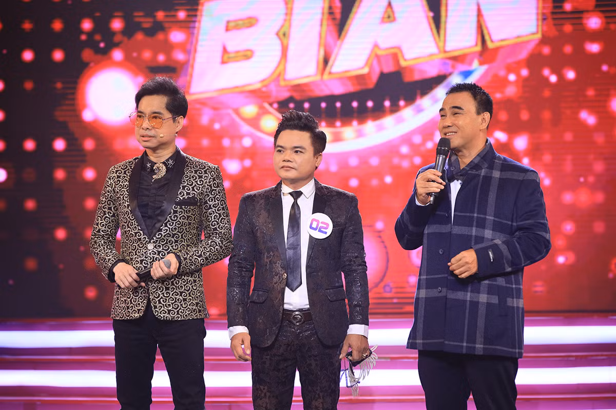 Quyen Linh ke qua khu trong xe dap, deo Ngoc Son di hat lot-Hinh-2