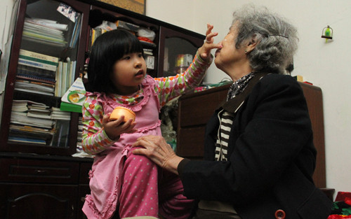 Người cao tuổi cần chăm sóc da đặc biệt vì da lão hóa rất mỏng và khô.