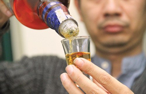 Mu loa, tu vong vi... chat chong dong trong ruou gia