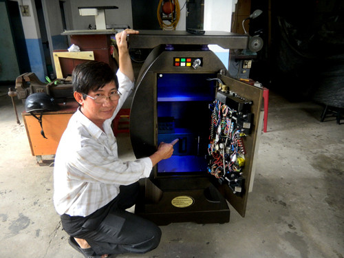 Ông Trí giới thiệu chiếc két sắt thông minh mới hoàn thành.