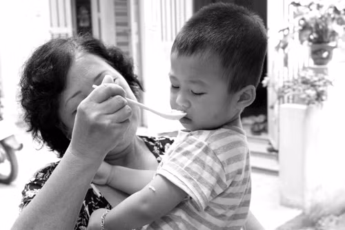 Khac phuc chung bieng an o tre