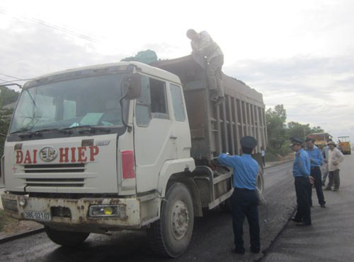 Ngan chan xe qua tai, qua kho tu “goc“