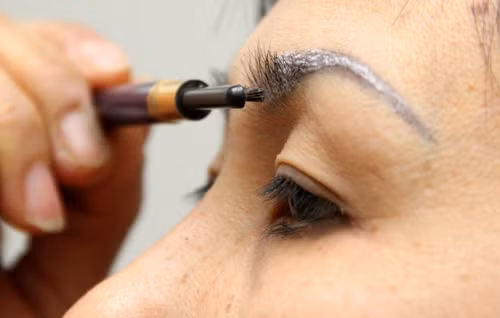 Nhuộm lông mày tiềm ẩn nhiều nguy cơ đối với da mắt.