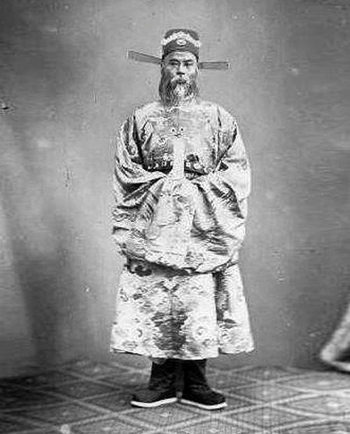 Dong ho duoc Vua phong 4 chu vang “My tuc kha phong”-Hinh-2