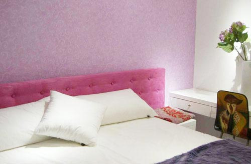 Có thể sử dụng thêm vật trang trí có màu hồng phấn hoặc màu tím nhạt bày trong phòng ngủ. Những màu sắc này đại diện cho sự lãng mạn, sẽ có tác dụng trợ giúp tăng cường vận đào hoa cho các bạn đang cô đơn.