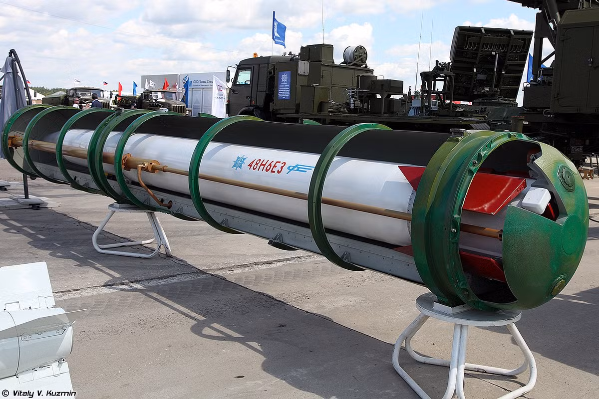 S-400 được trang bị nhiều loại đạn tên lửa với tầm bắn từ ngắn tới xa, từ thấp đến cao gồm: 9M96E (tầm bắn 40km); 9M96E2 (120km); 48N6E2/E3 (200-250km); 48N6DM (250km) và đặc biệt là 40N6 có tầm bắn 400km. Tuy nhiên, hiện chưa rõ liệu Nga có bán 40N6 cho Trung Quốc hay không, có nguồn tin cho rằng hiện Moscow còn chưa thử nghiệm xong loại đạn này. Nguồn ảnh: Vitaly Kuzmin