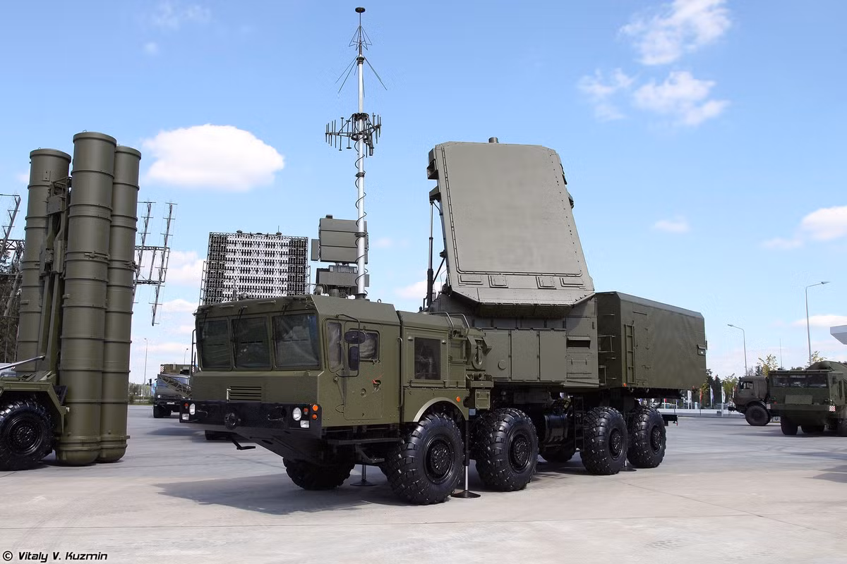Một tiểu đoàn S-400 thông thường có 12 xe phóng tự hành với 48 quả đạn (mỗi xe lắp 4 quả) hoặc lên tới 192 quả nếu dùng đạn nhỏ kiểu 9M96; thường kèm theo sẽ là đài điều khiển hỏa lực 92N6E và radar nhìn vòng mọi độ cao 96L6. Trong ảnh là đài điều khiển 92N6E của S-400 có nhiệm vụ theo dõi mục tiêu, phân loại các mục tiêu, tính toán tên lửa cần phải phóng và hướng dẫn cho tên lửa định vị mục tiêu. Nguồn ảnh: Vitaly Kuzmin