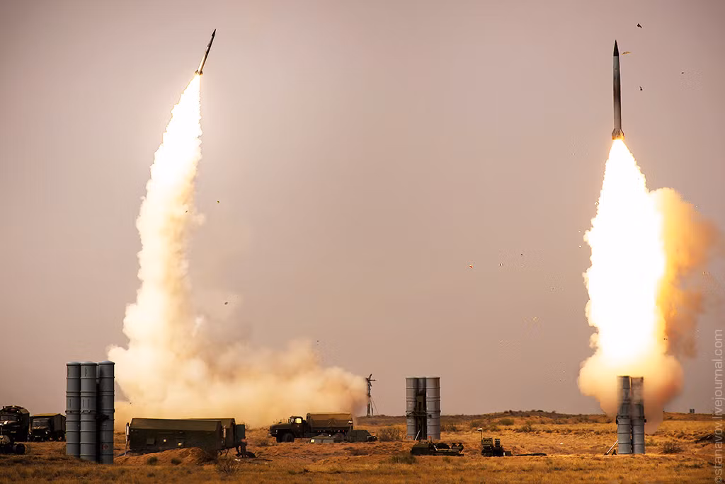 Theo các tính toán, một tiểu đoàn S-400 có thể theo dõi 300 mục tiêu ở phạm vi 600km. Còn một lữ đoàn (6 tiểu đoàn) có thể khóa 36 mục tiêu và điều khiển đồng thời 72 tên lửa tấn công 36 mục tiêu này.