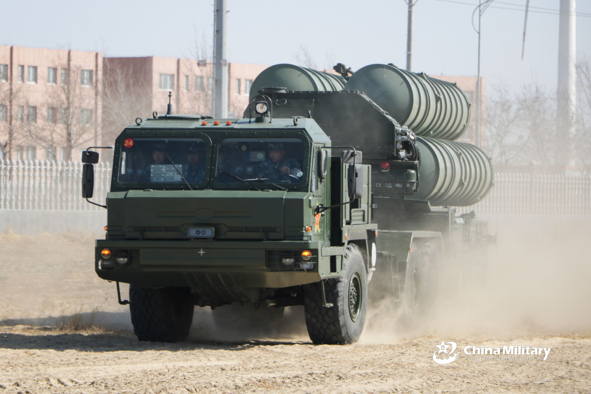 Cơ quan thông tấn Quân Giải phóng Nhân dân Trung Quốc (PLA) mới đây tiết lộ 3 hình ảnh đầu tiên trên thế giới về hệ thống tên lửa phòng không S-400 Triumf trong biên chế lực lượng phòng không nước này. Nguồn ảnh: China Military
