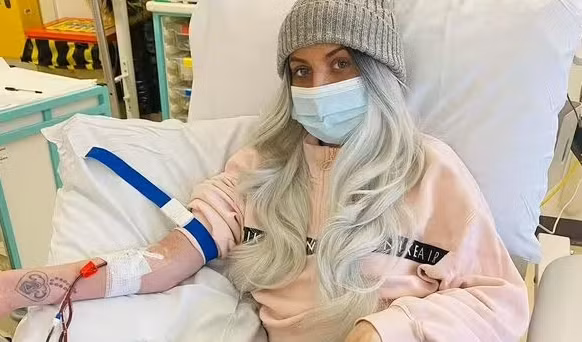 Dau hong tuong viem amidan, ai ngo mac ung thu mau