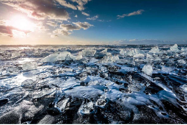 Vào mùa đông, Mặt Trời nằm hẳn bên dưới đường chân trời và không xuất hiện trong nhiều tháng. Phần lớn năng lượng từ ánh sáng Mặt Trời chiếu tới đều bị phản chiếu ngược trở lại không gian, khiến không khí bên trên mặt đất càng lạnh.