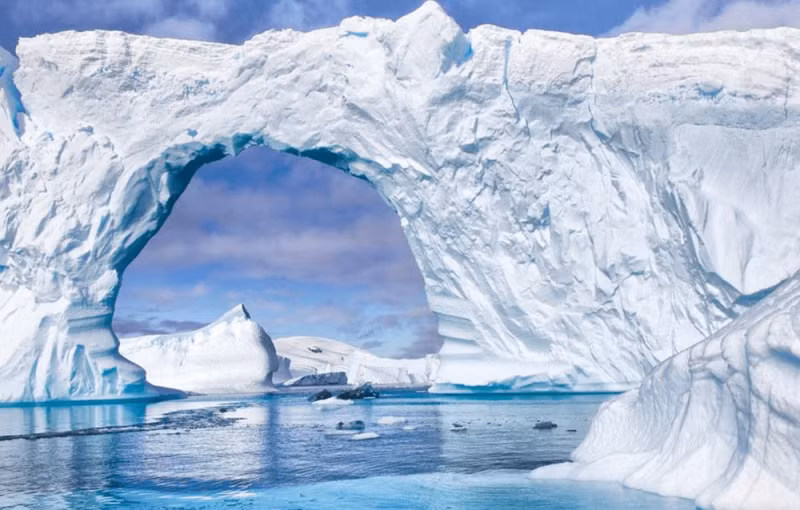 Tuy nhiên, theo các nhà khoa học, khối lượng băng ở Nam Cực đang giảm đáng kể do hiện tượng ấm lên toàn cầu,.