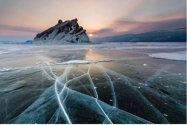 Theo Viện Hải dương học Woods Hole. Nhiệt độ trung bình hàng năm ở Bắc Cực là -40 độ C vào mùa đông và 0 độ C vào mùa hè.