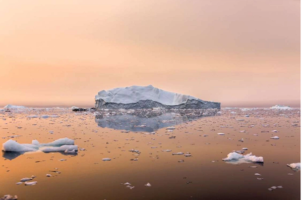 Trong khi đó, diện tích băng ở biển Bắc Cực giảm dần. Các nhà khoa học tiếp tục cảnh báo, có thể Bắc Cực sẽ không còn băng vào mùa hè, bắt đầu từ năm 2035. Điều này gây một số thảm họa khó lường trong tương lai.