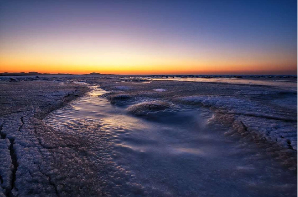 Ở cả hai nơi, Mặt Trời luôn nhô lên ở vị trí thấp trên đường chân trời, ngay cả giữa mùa hè.