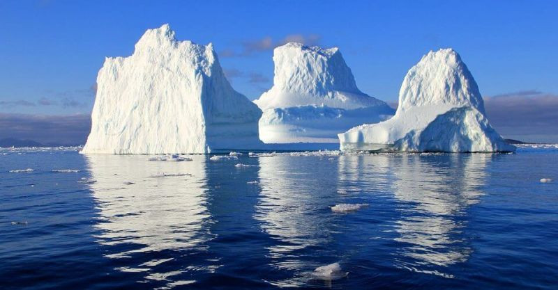 Theo viện Hải dương học Woods Hole, nhiệt độ không khí giảm khoảng 6,5 độ C cho mỗi 1km khi lên cao. Vì độ cao của Nam Cực là 2,3km nên không khí lạnh hơn nhiều so với Bắc Băng Dương.