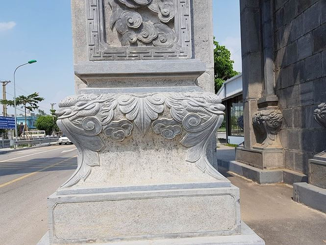 Những phiến đá tự nhiên khổng lồ tập hợp để xây dựng cổng làng. Ảnh: m.Đ