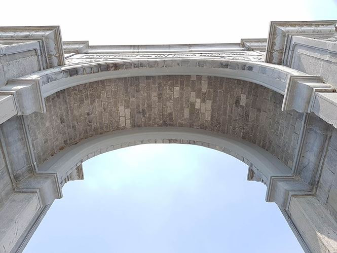 Theo đó, cổng làng nghề đá mỹ nghệ Ninh Vân được khởi công xây dựng từ năm 2015, đến cuối năm 2017 hoàn thiện.