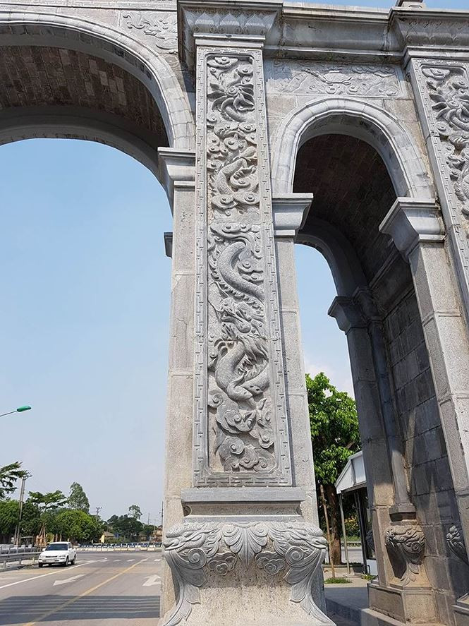 Cổng làng nghề đá mỹ nghệ Ninh Vân nằm bên đường Tỉnh lộ 447 hướng vào khu vực làng nghề. Vật liệu chính xây dựng cồng làng Ninh Vân là những khối đá xanh cỡ lớn, được chạm khắc tinh xảo.