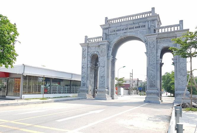 Theo tìm hiểu của PV Tiền Phong, Chủ đầu tư cổng làng Ninh Vân là UBND huyện Hoa Lư; Nhà thầu thi công là doanh nghiệp kinh doanh, chế tác đá mỹ nghệ tại làng nghề đá mỹ nghệ Ninh Vân. Tổng mức đầu tư dự án gần 11 tỷ đồng từ nguồn ngân sách và nguồn huy động hợp pháp khác.