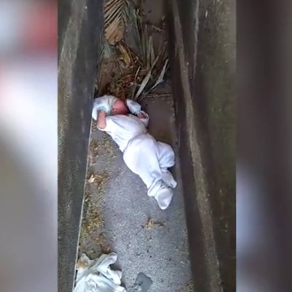 Bé sơ sinh bị bỏ rơi trong nghĩa địa Quezon. Bé sơ sinh bị bỏ rơi trong nghĩa địa Quezon.