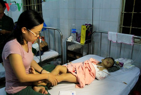 Cháu Nguyễn Khắc Thiên, 5 tuổi bị gãy xương cánh tay được mẹ chăm sóc tại bệnh viện.