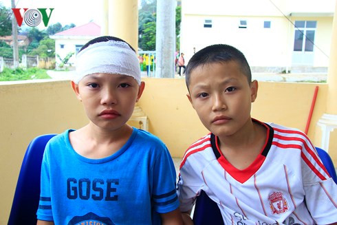 Hai cháu bé bị mất bà trong vụ tai nạn.