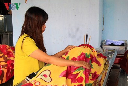 Chị Phạm Thị Dịnh bên thi thể con.