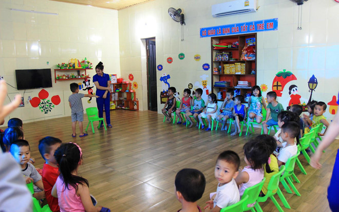 Giáo viên, học sinh trong giờ học tại cơ sở mầm non Tuổi Thơ.