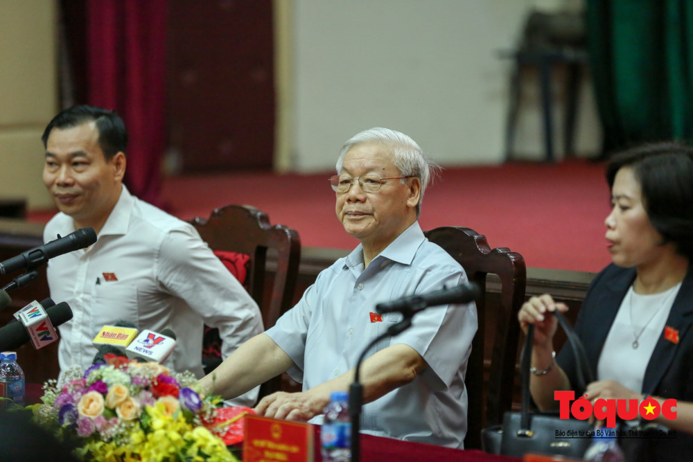 Trong đó, Tổng Bí thư nhấn mạnh công tác đấu tranh phòng chống tham nhũng- một vấn đề lần nào cũng được cử tri quan tâm, chứng tỏ công việc quan trọng nhưng vô cùng khó khăn, phức tạp, vì đây là cuộc đấu tranh trong nội bộ.