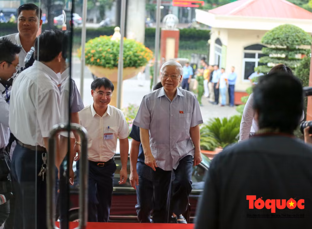 Sáng 17/6, Tổng Bí thư Nguyễn Phú Trọng cùng các ĐBQH đoàn Hà Nội đã tiếp xúc cử tri các quận Thanh Xuân, Hà Đông (TP.Hà Nội).