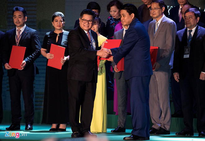 Hà Nội trao quyết định chủ trương đầu tư cho 71 dự án.