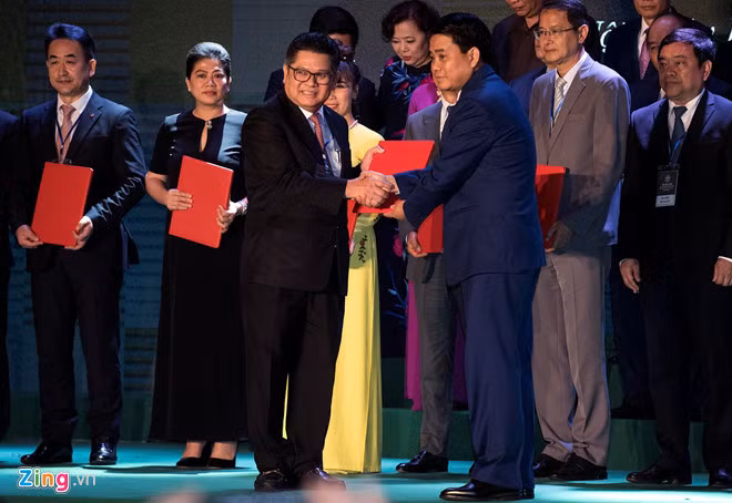 Hà Nội trao quyết định chủ trương đầu tư cho 71 dự án.