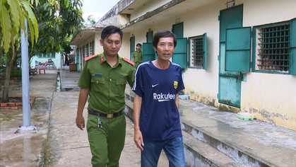 Cảnh sát dẫn giải Trường về nhà tạm giữ.