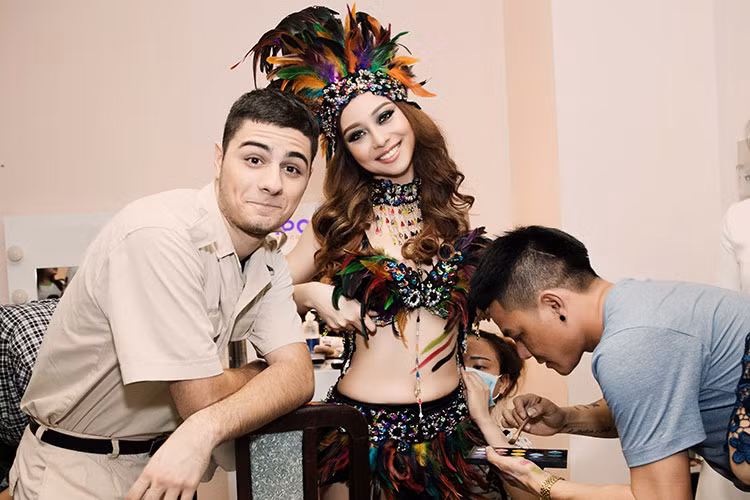 Được biết, Teodor Georgiev đã nhiệt tình giúp đỡ Jennifer Phạm trong buổi tập luyện trước đó.