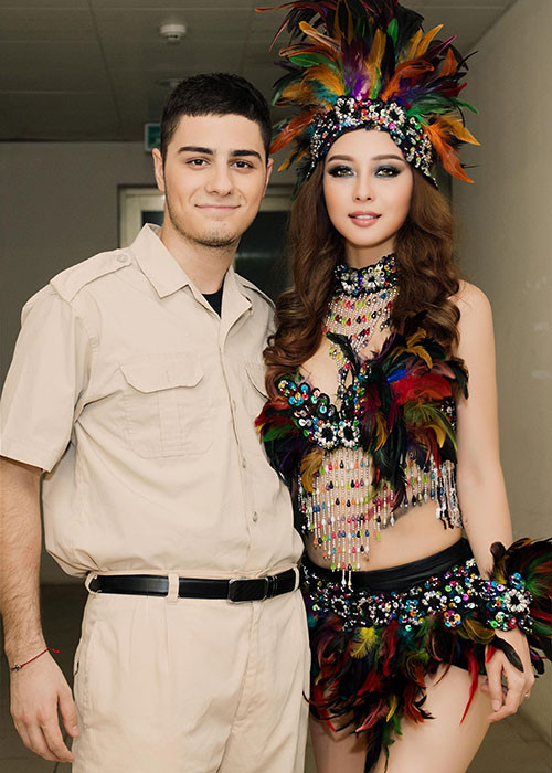 Bà mẹ hai con xinh đẹp, gợi cảm bên bạn nhảy Teodor Georgiev ở hậu trường.