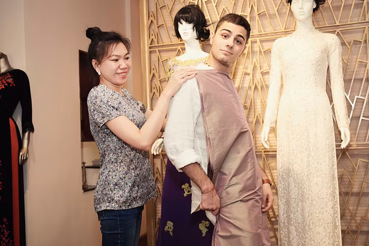 Hoa hau Jennifer Pham dan ban nhay di may ao dai Tet-Hinh-3