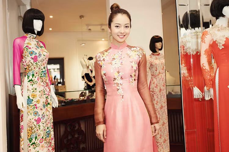 Hoa hau Jennifer Pham dan ban nhay di may ao dai Tet-Hinh-10