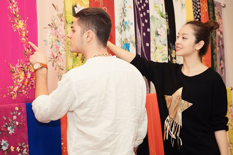 Hoa hau Jennifer Pham dan ban nhay di may ao dai Tet