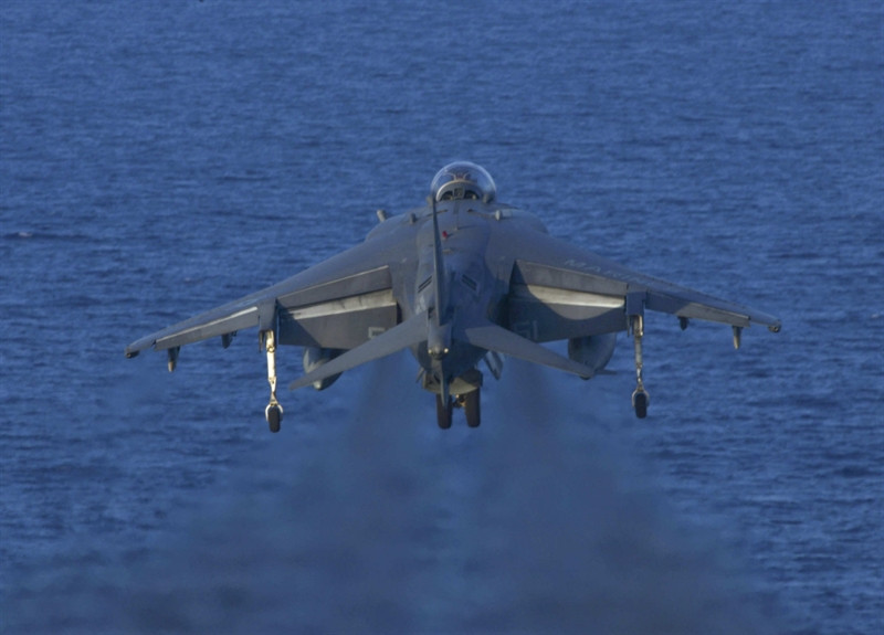 Trong các nhiệm vụ thông thường tàu đổ bộ tấn công USS Bataan mang theo 6 phản lực cất hạ cánh thẳng đứng AV-8B Harrier, 4 trực thăng tấn công AH-1W Super Cobra, 12 trực thăng vận tải CH-46 Sea Knight.