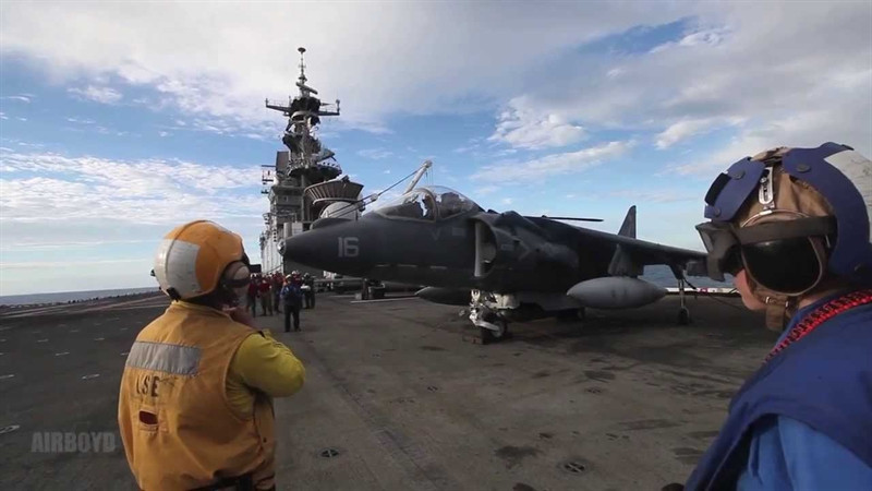 Ngoài ra, tàu còn có thể mang thêm 4 máy bay cánh quạt lật MV-22 Osprey, 4 trực thăng vận tải hạng nặng CH-53 Sea Stallion và 3 - 4 trực thăng đa dụng UH-1N Huey. Khi thực hiện nhiệm vụ tấn công, cơ cấu trên thay đổi gồm 42 CH-46 Sea Knight hoặc 22 MV-22 Osprey.