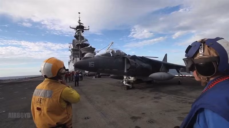 Ngoài ra, tàu còn có thể mang thêm 4 máy bay cánh quạt lật MV-22 Osprey, 4 trực thăng vận tải hạng nặng CH-53 Sea Stallion và 3 - 4 trực thăng đa dụng UH-1N Huey. Khi thực hiện nhiệm vụ tấn công, cơ cấu trên thay đổi gồm 42 CH-46 Sea Knight hoặc 22 MV-22 Osprey.